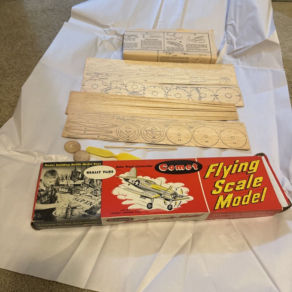 VINTAGE COMET VOUGHT CORSAIR F4U-1 FLYING SCALE BALSA AIRPLANE KIT R4
